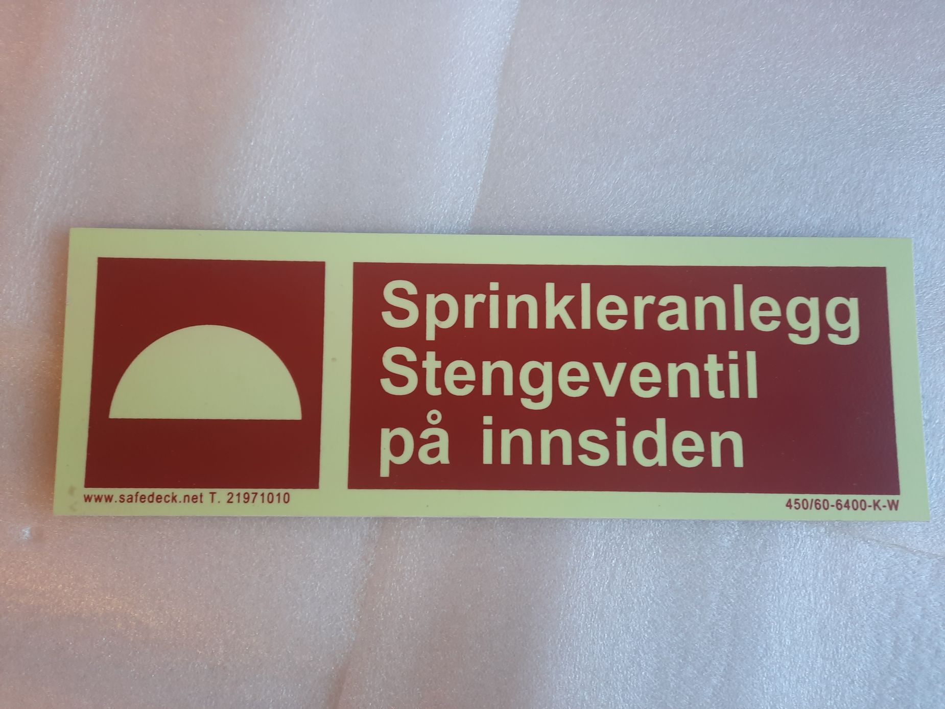Etterlysende Skilt, Sprinkleranlegg innenfor
