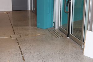 Ledelinje i blankt stål med retningsendringsfelt og oppmerksomhetsfelt