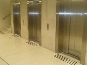 Oppmerksomhetsfelt foran heiser