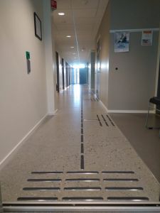 Ledelinje fra hovedinngang til sentrale funksjoner. Fra Modum kulturhus.