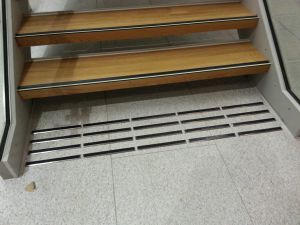 Oppmerksomhetsfelt i blank 3 mm stål med sort innlegg. Fra Oslo International School.