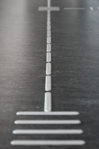 Ledelinje i hvit plast. Fra Lørenskog videregående skole.